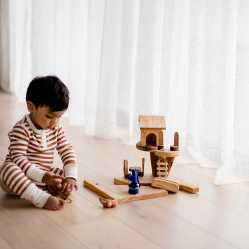 QTOYS - Mini Gnome House With 2 Gnomes